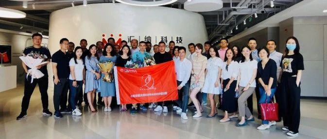 �Ϻ���ͨ��ѧEMBAУ���߽���8ͷ�����Ψһ�ٷ���վ��Ϸ�Ƽ�